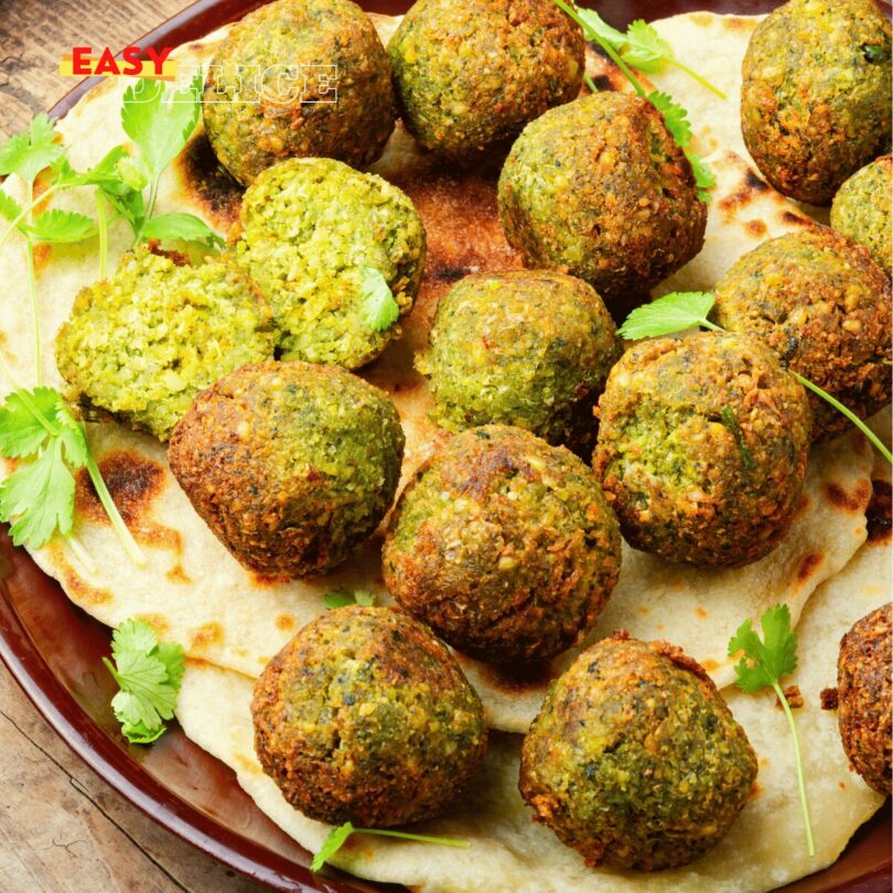 Falafels aux petits pois dorés et croustillants sortis de l’airfryer, servis avec une sauce tahini