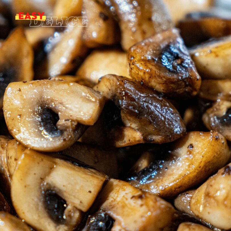 Champignons frits dorés et croustillants préparés à l’airfryer, présentés avec une sauce dip.