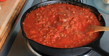 Sauce à spaghetti maison rouge et épaisse, servie sur des pâtes