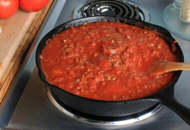 Sauce à spaghetti maison rouge et épaisse, servie sur des pâtes