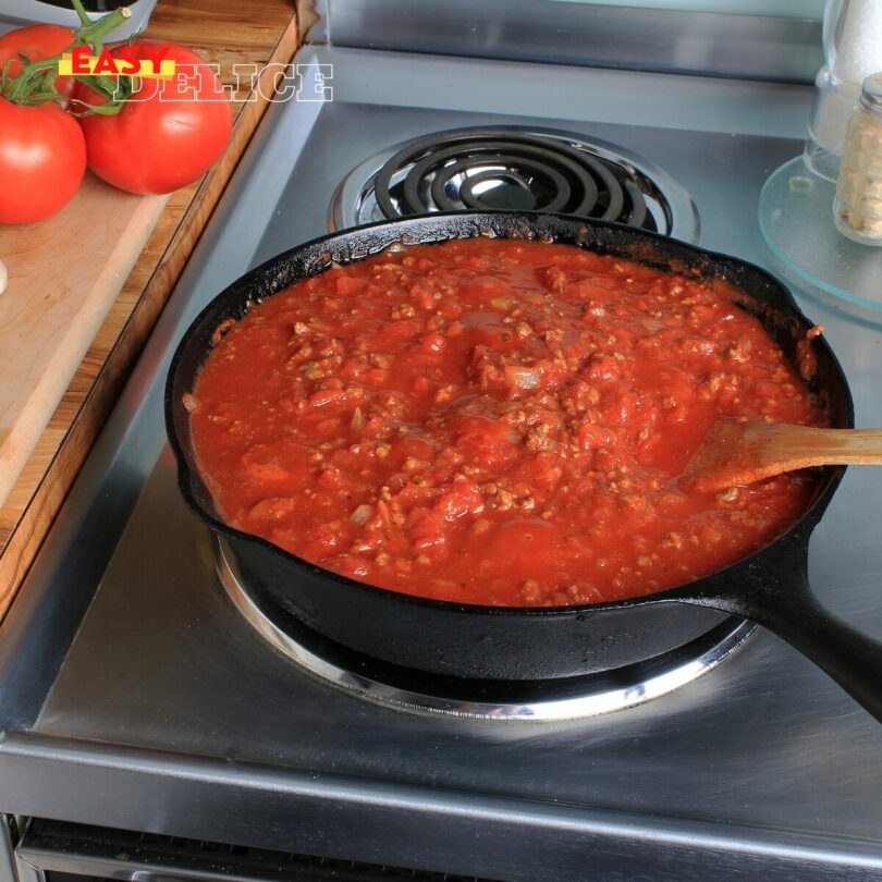 Sauce à spaghetti maison rouge et épaisse, servie sur des pâtes