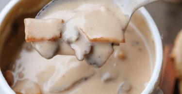 Soupe crémeuse aux champignons dans un bol, garnie de persil