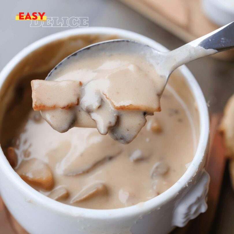 Soupe crémeuse aux champignons dans un bol, garnie de persil