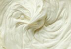 Crème Chantilly au mascarpone dans un bol, fouettée et onctueuse