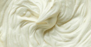 Crème Chantilly au mascarpone dans un bol, fouettée et onctueuse