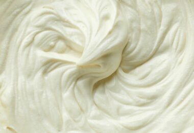 Crème Chantilly au mascarpone dans un bol, fouettée et onctueuse