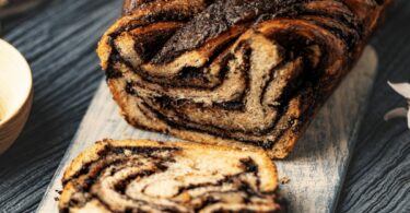 Brioche tressée au chocolat dorée et moelleuse, avec un cœur fondant au chocolat.