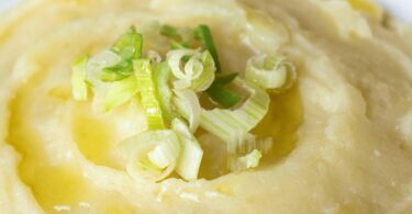 Écrasé de pommes de terre onctueux avec une touche de beurre et des herbes fraîches.