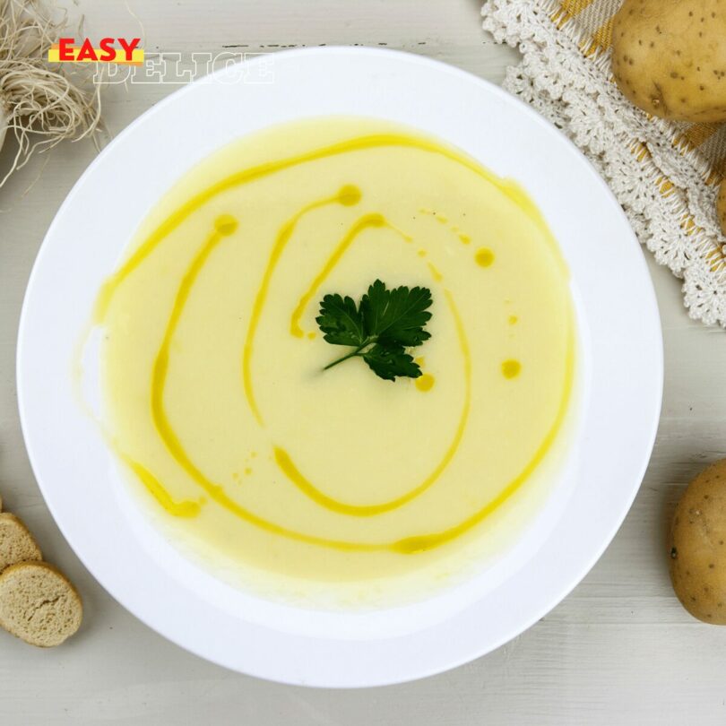 Bol de soupe poireaux pomme de terre à l’ancienne, servi avec du pain grillé.