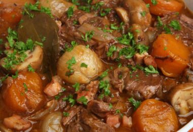 Assiette de bœuf bourguignon avec une sauce onctueuse et des légumes fondants.