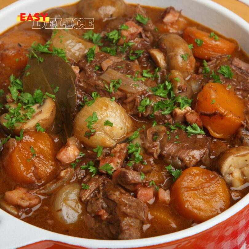 Assiette de bœuf bourguignon avec une sauce onctueuse et des légumes fondants.