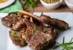 Côtes de veau nappées d’une sauce à la moutarde servies avec une purée de pommes de terre.