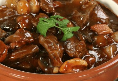 Un plat de bœuf bourguignon mijoté avec des légumes et une sauce onctueuse.