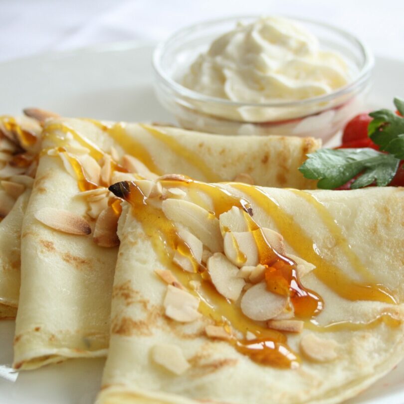 Crêpes dorées garnies de pommes caramélisées et de caramel beurre salé.