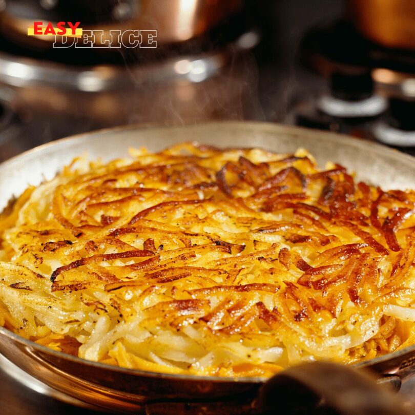 Rösti dorés et croustillants servis avec une touche de crème fraîche et des herbes fraîches.