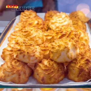 Rochers coco dorés et croustillants, disposés sur une assiette.