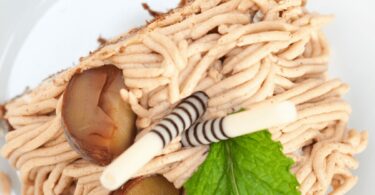 Pot de crème de marron maison avec une cuillère nappée de cette délicieuse préparation