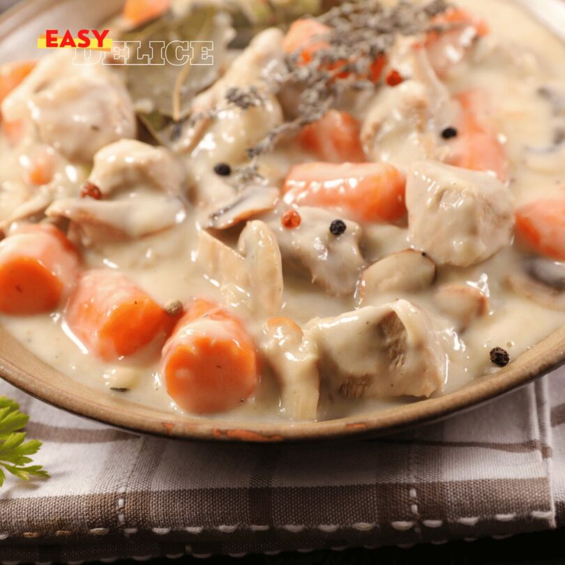 Assiette de blanquette de poulet avec une sauce crémeuse et du riz blanc.