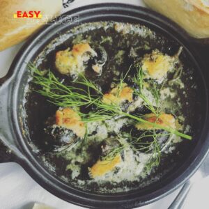 Escargots de Bourgogne servis dans leur coquille avec un beurre persillé fondant.