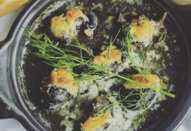 Escargots de Bourgogne servis dans leur coquille avec un beurre persillé fondant.