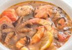 Assiette de bouillabaisse servie avec sa rouille et ses croûtons dorés.