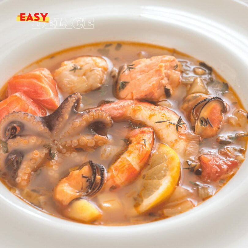 Assiette de bouillabaisse servie avec sa rouille et ses croûtons dorés.