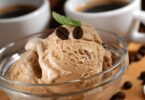 Glace au café maison en boule dans un bol, avec une verrine de dessert au café à côté