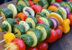 Brochettes de légumes au pesto sur barbecue