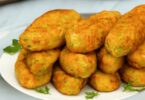 Galettes de pommes de terre et courgettes, dorées et croustillantes, servies avec une sauce crémeuse à l’ail.