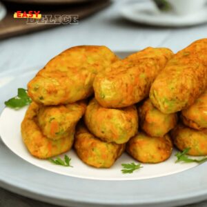 Galettes de pommes de terre et courgettes, dorées et croustillantes, servies avec une sauce crémeuse à l’ail.