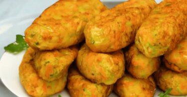 Galettes de pommes de terre et courgettes, dorées et croustillantes, servies avec une sauce crémeuse à l’ail.