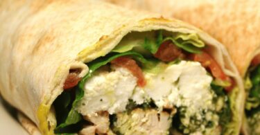 Sandwich Roulé au Poulet et Crudités