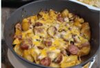 pommes de terre croustillantes, saucisse fumée et fromage fondant
