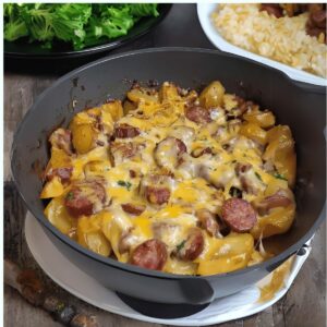 pommes de terre croustillantes, saucisse fumée et fromage fondant