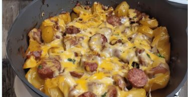 pommes de terre croustillantes, saucisse fumée et fromage fondant
