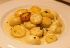 Pommes de Terre Fondantes en Sauce Crémeuse à l’Ail