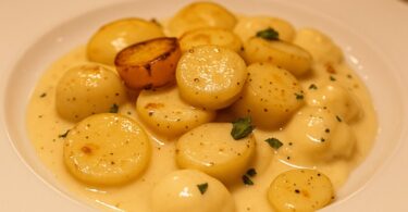 Pommes de Terre Fondantes en Sauce Crémeuse à l’Ail