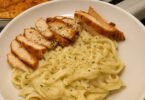 Pâtes à la Sauce Blanche et Poulet Cajun