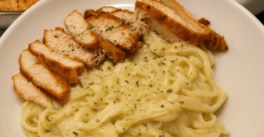 Pâtes à la Sauce Blanche et Poulet Cajun