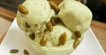 ChatGPT a dit : 💚🍨 Glace pistache maison 💚 Coucou les gourmands ! Une recette ultra simple, rapide et surtout tellement rafraîchissante 🌞⛱🏝 Parfaite pour une pause fraîcheur pleine de douceur 😋✨