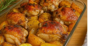 Cuisses de poulet au four & pommes de terre rôties à l’ail