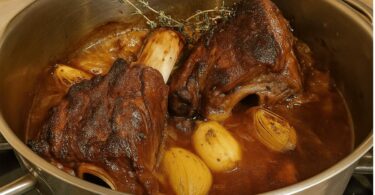 Souris d’Agneau Confite au Miel et aux Herbes