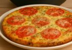 Pizza Légère aux Courgettes, Tomates et Œufs