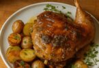Cuisse de canard aux pommes de terre confites et sauce au miel & vin blanc