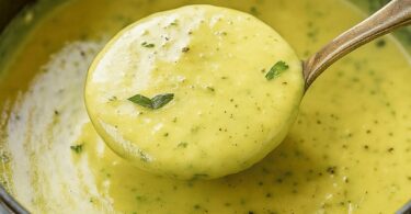 Soupe crémeuse de courgettes à l’ail (light)