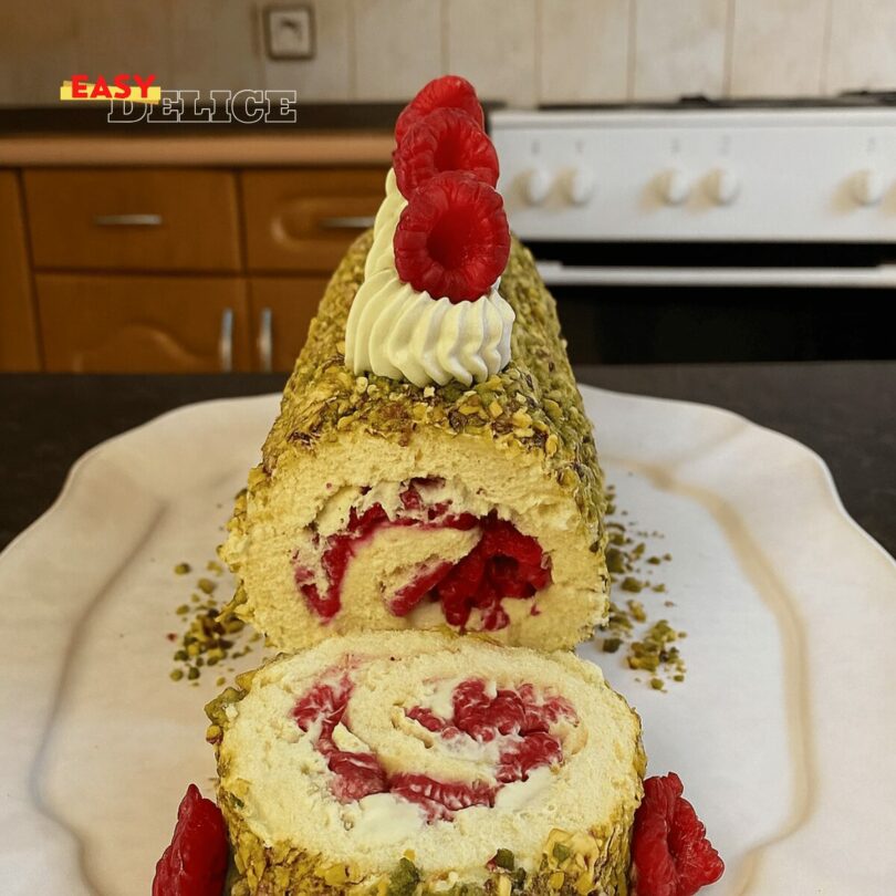 Bûche Roulée Pistache & Framboise