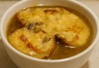 Soupe à l’oignon gratinée