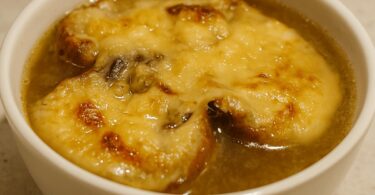 Soupe à l’oignon gratinée