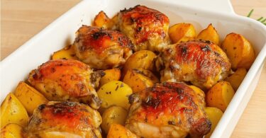 Poulet rôti au four avec pommes de terre fondantes 