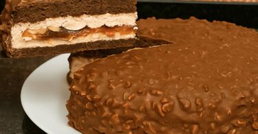 Gâteau au Chocolat Incroyablement Délicieux (Effet Rocher)